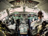 Piloten der Lufthansa: Zunehmend unzufrieden im Job Piloten der Lufthansa Group werden mit Job immer unzufriedener: Cockpit mit einem Piloten besetzt, vor ihm viele Instrumenten und Anzeigetafeln