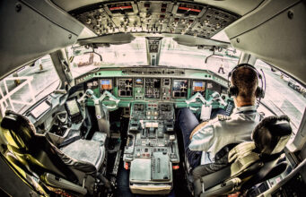 Piloten der Lufthansa: Zunehmend unzufrieden im Job Piloten der Lufthansa Group werden mit Job immer unzufriedener: Cockpit mit einem Piloten besetzt, vor ihm viele Instrumenten und Anzeigetafeln