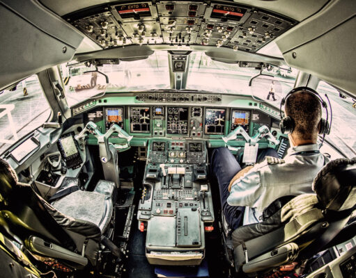Piloten der Lufthansa: Zunehmend unzufrieden im Job Piloten der Lufthansa Group werden mit Job immer unzufriedener: Cockpit mit einem Piloten besetzt, vor ihm viele Instrumenten und Anzeigetafeln