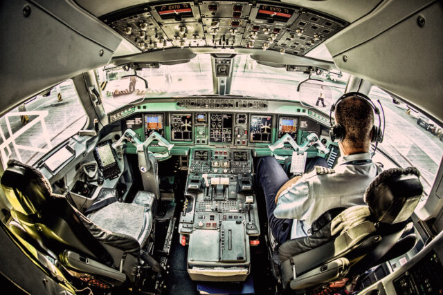 Piloten der Lufthansa Group mit Job unzufrieden Piloten der Lufthansa Group werden mit Job immer unzufriedener: Cockpit mit einem Piloten besetzt, vor ihm viele Instrumenten und Anzeigetafeln