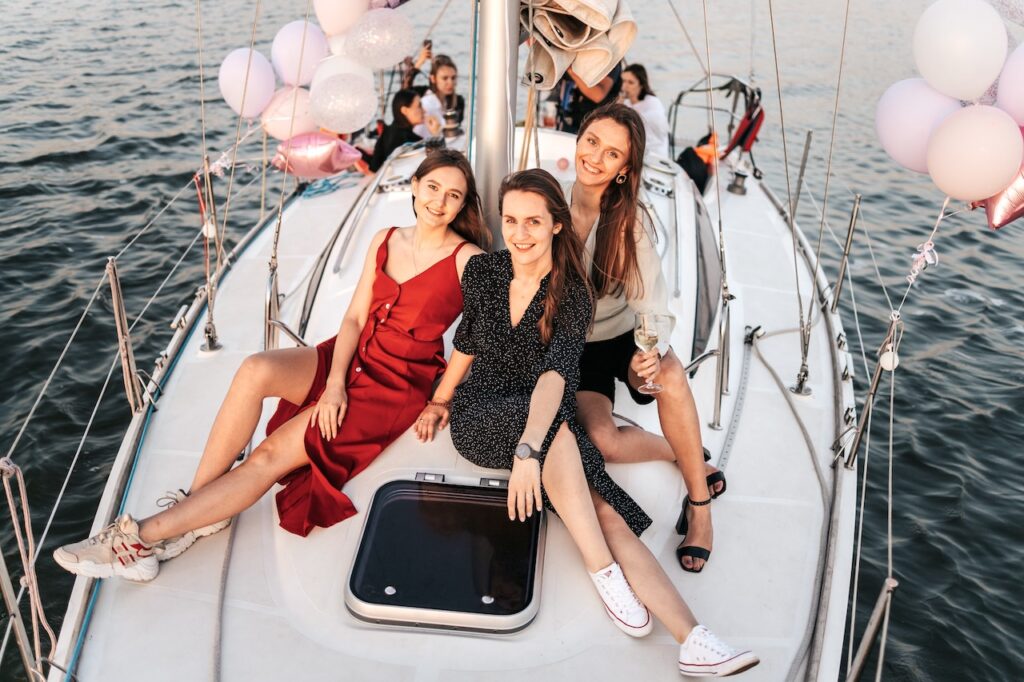 Segeln wird zum Hobby von Frauen: Mehrere Frauen sitzen auf dem Deck eines Segelschiffes.