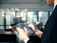 Business Travel: ehotel-CEO über die Zukunft der Geschäftsreise Business Travel der Zukunft: Transparentes Tablet mit Symbolen und Zahlen in der Hand einer Person