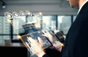 Business Travel: ehotel-CEO über die Zukunft der Geschäftsreise Business Travel der Zukunft: Transparentes Tablet mit Symbolen und Zahlen in der Hand einer Person