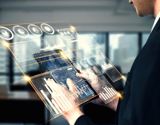 Business Travel: ehotel-CEO über die Zukunft der Geschäftsreise Business Travel der Zukunft: Transparentes Tablet mit Symbolen und Zahlen in der Hand einer Person