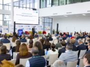 Neue Luftfahrtstrategie für Österreich? Saal mit Gästen beim Luftfahrtsymposium am Flughafen Wien: Zur Diskussion stand die Luftfahrtstrategie für die Zukunft