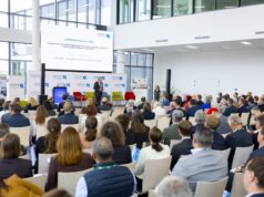 Neue Luftfahrtstrategie für Österreich? Saal mit Gästen beim Luftfahrtsymposium am Flughafen Wien: Zur Diskussion stand die Luftfahrtstrategie für die Zukunft