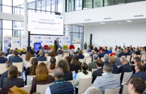 Neue Luftfahrtstrategie für Österreich? Saal mit Gästen beim Luftfahrtsymposium am Flughafen Wien: Zur Diskussion stand die Luftfahrtstrategie für die Zukunft