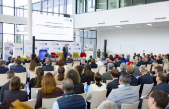 Neue Luftfahrtstrategie für Österreich? Saal mit Gästen beim Luftfahrtsymposium am Flughafen Wien: Zur Diskussion stand die Luftfahrtstrategie für die Zukunft