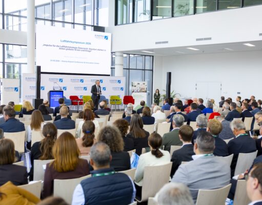 Neue Luftfahrtstrategie für Österreich? Saal mit Gästen beim Luftfahrtsymposium am Flughafen Wien: Zur Diskussion stand die Luftfahrtstrategie für die Zukunft