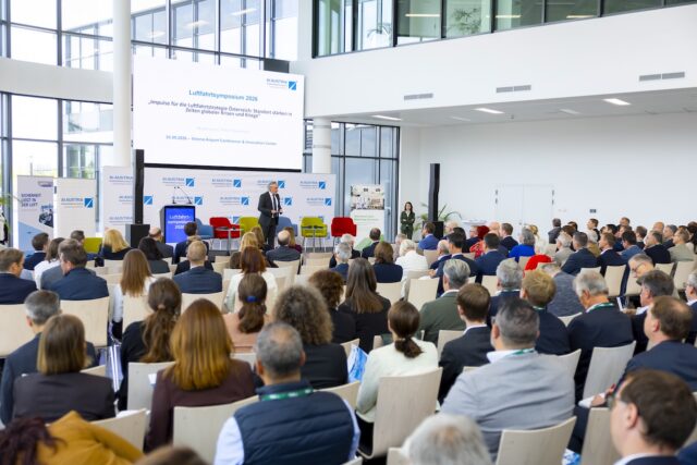 Luftfahrtstrategie für die Zukunft Saal mit Gästen beim Luftfahrtsymposium am Flughafen Wien: Zur Diskussion stand die Luftfahrtstrategie für die Zukunft