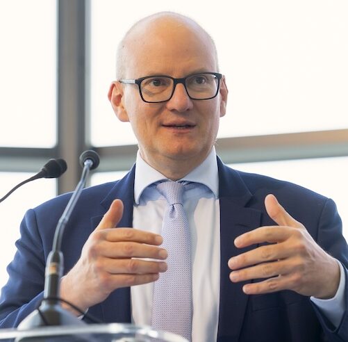 Julian Jäger, Vorstand der Flughafen Wien AG , diskutiert über neue Luftfahrtstrategie