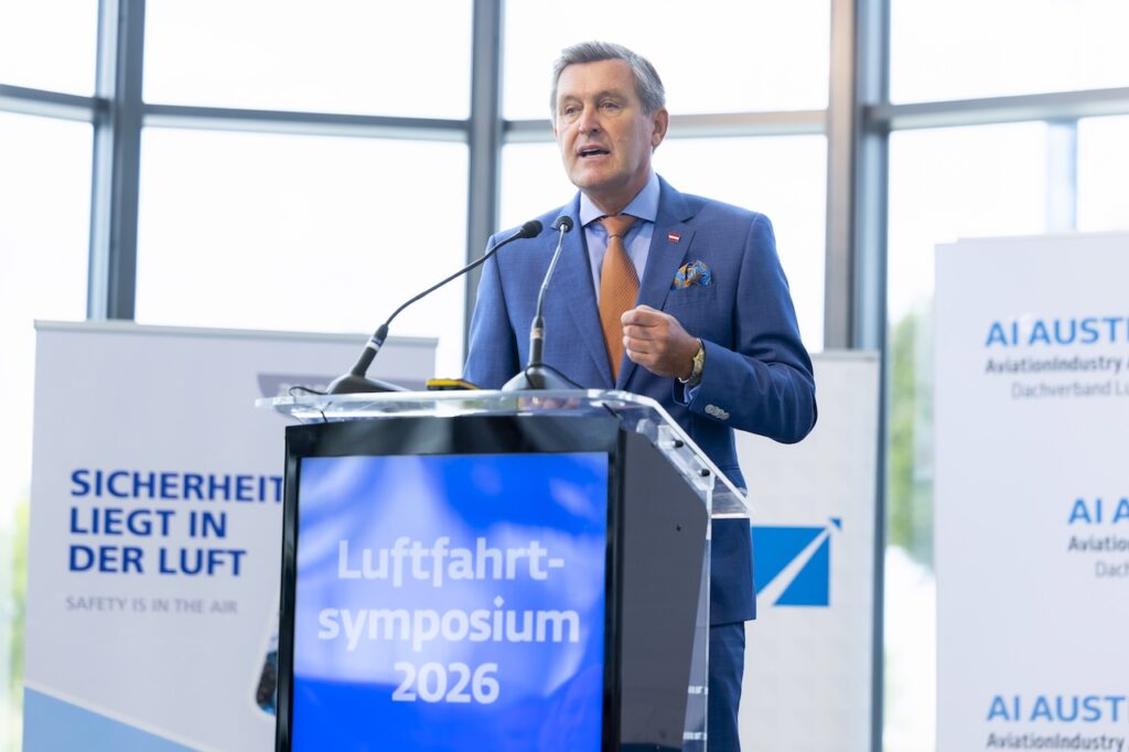 Verkehrsminister Hanke vorm Rednerpult: Luftfahrtstrategie für Österreich