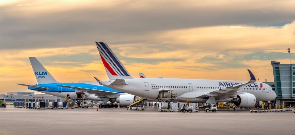Geschäftsreisen mit Air France und KLM: Zwei Passagierflugzeuge KLM und Air France stehen auf dem Flughafen