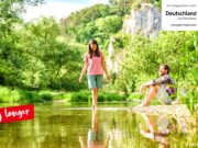 Bleibende Reise-Erlebnisse in Deutschland Ein Pärchen an einem Bach in einer grünen Landschaft: Erlebnisse in Deutschland