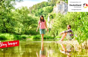 Bleibende Reise-Erlebnisse in Deutschland Ein Pärchen an einem Bach in einer grünen Landschaft: Erlebnisse in Deutschland