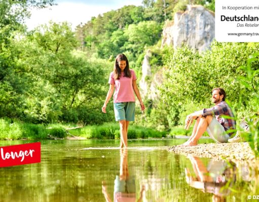 Bleibende Reise-Erlebnisse in Deutschland Ein Pärchen an einem Bach in einer grünen Landschaft: Erlebnisse in Deutschland