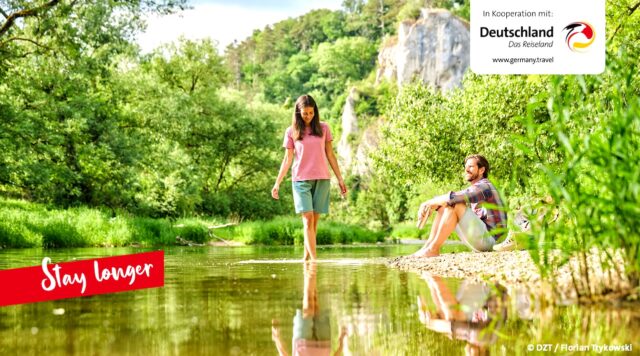 Erlebnisse in Deutschland Ein Pärchen an einem Bach in einer grünen Landschaft: Erlebnisse in Deutschland
