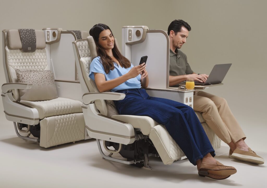 
Bei Emirates ab Wintersaison 2026 neu: die innovative U-Dream-Kopfstütze in der Economy Class des A350 sowie der weltweit erste Premium-Economy-Sitz mit elektrisch verstellbarem Sichtschutz.