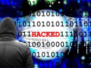 Warum Cyberangriffe auf Reisebüros zielen Cyberangriff auf Reisebüros: Ein Mann im Mantel und ein Monitor mit dem roten Titel „Hacker“ sowie verschiedene Daten im Hintergrund symbolisieren einen Cyberangrifdfd von einem Hacker
