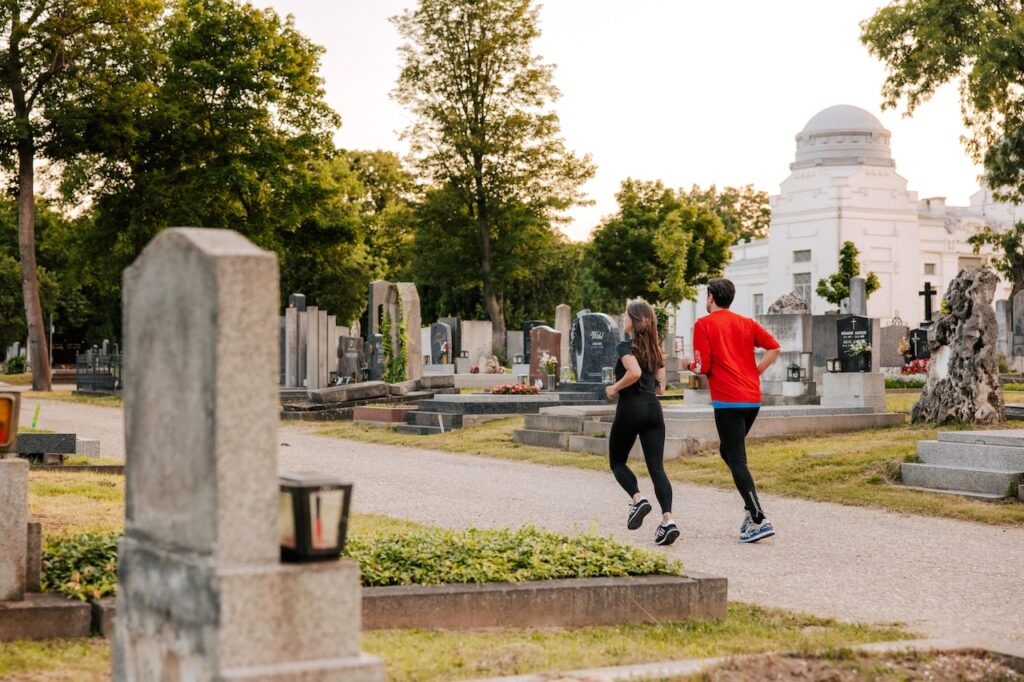 Wien und den Zentralfriedhof mit berühmten Grabstätten laufend entdecken (Bild: Paul Bauer, Wien Tourismus)