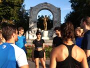Wien laufend entdecken und kennenlernen Wien laufend entdecken und kennenlernen: Gruppe von Läufern im Wiuener Stadtpark