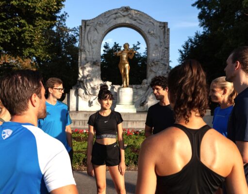 Wien laufend entdecken und kennenlernen Wien laufend entdecken und kennenlernen: Gruppe von Läufern im Wiuener Stadtpark