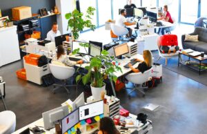 Reiseverkäufer setzen immer öfter auf KI Reiseverkäufer: Gruppe von Mitarbeitern sitzen im Backoffice eines Reisebüros