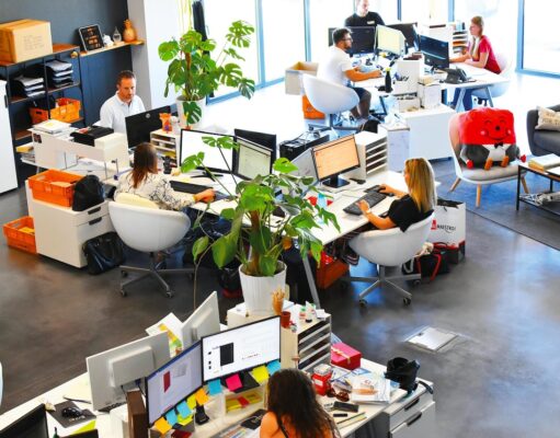 Reiseverkäufer setzen immer öfter auf KI Reiseverkäufer: Gruppe von Mitarbeitern sitzen im Backoffice eines Reisebüros
