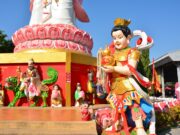 Rundreisen und Reiseerlebnisse sind gefragt Rundreisen rund um den Globus Thailand, Figur vor einem Tempel