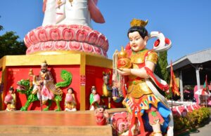 Rundreisen und Reiseerlebnisse sind gefragt Rundreisen rund um den Globus Thailand, Figur vor einem Tempel