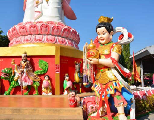Rundreisen und Reiseerlebnisse sind gefragt Rundreisen rund um den Globus Thailand, Figur vor einem Tempel