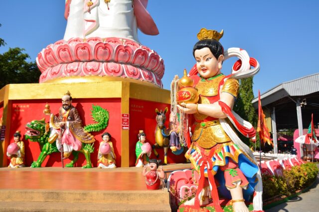 Nachfrage in Reisebüros für Rundreisen Rundreisen rund um den Globus Thailand, Figur vor einem Tempel
